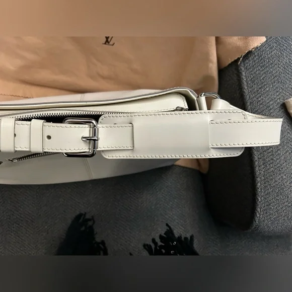 SOLD This is a gorgeous, authentic Louis Vuitton. Feel free to send offers. - Picture 13 of 16